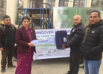 सिआईयूडिद्वारा कीर्तिपुर नगरपालिकालाईएक थान ई—रिक्सा हस्तान्तरण