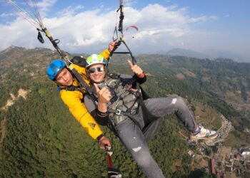 प्याराग्लाइडिङको मज्जा लिँदै विवेक ओबरायले भनेः ‘पोखरा इज सो ब्युटिफुल’