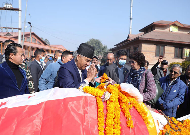 प्रधानमन्त्री शेरबहादुर देउवा कांग्रेसका पुराना नेता कमल चित्रकारलाई अन्तिम श्रद्धाञ्जली दिन पशुपति पुगे