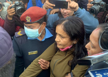 सर्वोच्चमा धर्ना दिइरहेका वकिलमाथि चोलेन्द्रका ‘समर्थक’द्वारा जुत्ता प्रहार