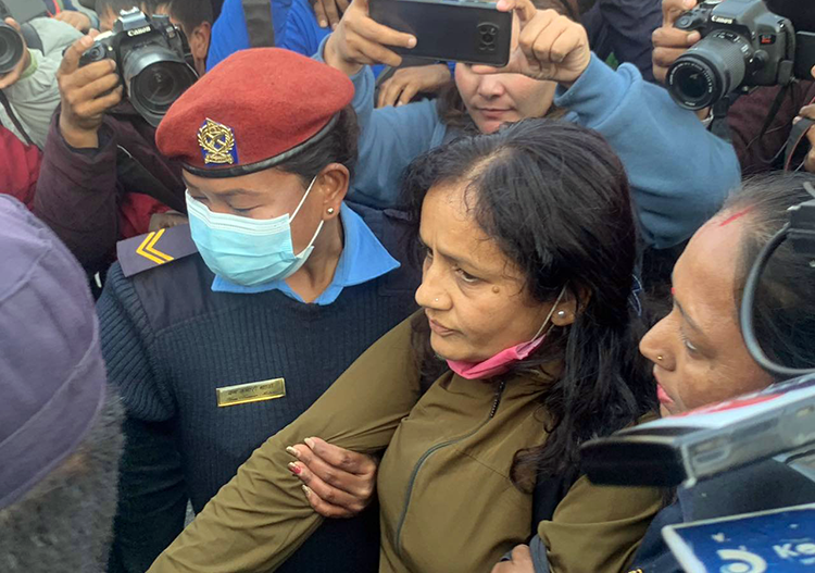 सर्वोच्चमा धर्ना दिइरहेका वकिलमाथि चोलेन्द्रका ‘समर्थक’द्वारा जुत्ता प्रहार