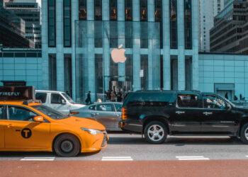 अमेरिकामा ३ सय वटा आइफोन किने लगत्तै यसरी लुटिए !