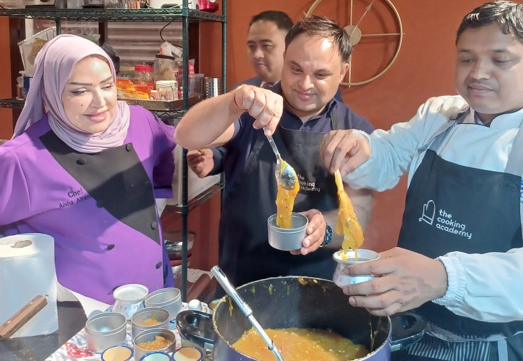 विश्वकपका अतिथिलाई खाना खुवाउँछन् विनोद
