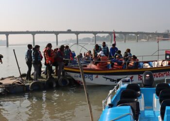 नारायणी नदीमा मोटरबोट