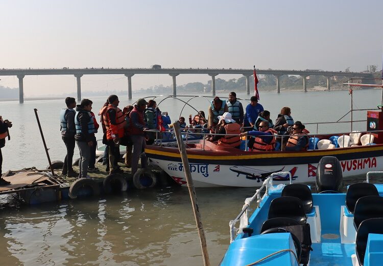 नारायणी नदीमा मोटरबोट