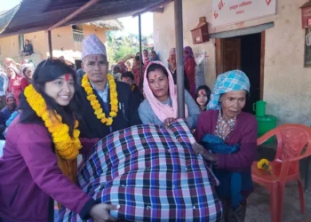दलित समुदायका परिवारलाई कपडा वितरण
