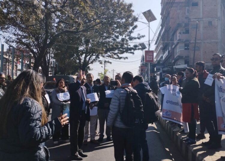 न्यायापालिकालाई राजनीतिक हस्तक्षेप मुक्त बनाउनु पर्ने माग राखेर प्रदर्शन