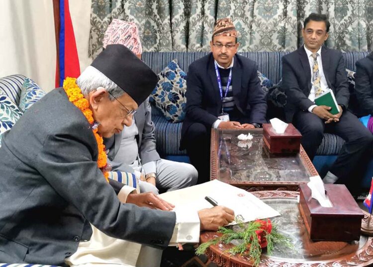 शपथ ग्रहणपछि प्रतिनिधि सभाका ज्येष्ठ सदस्य जबरा सङ्घीय संसद् सचिवालयमा