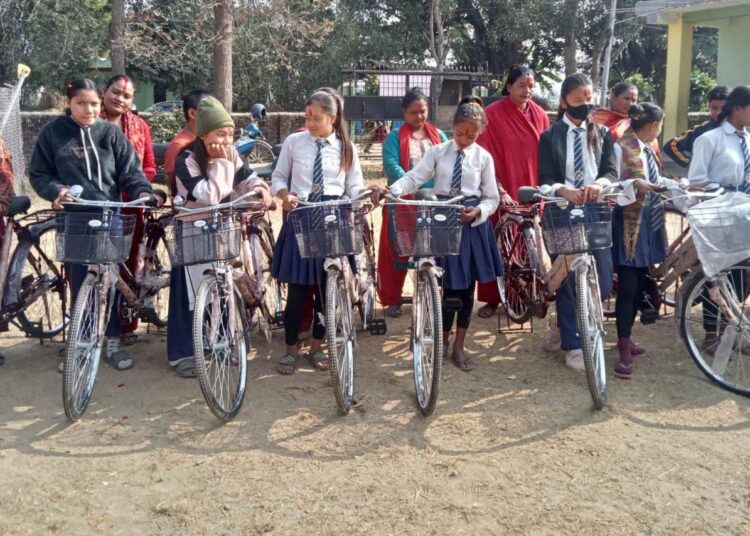 छात्रालाई साइकल