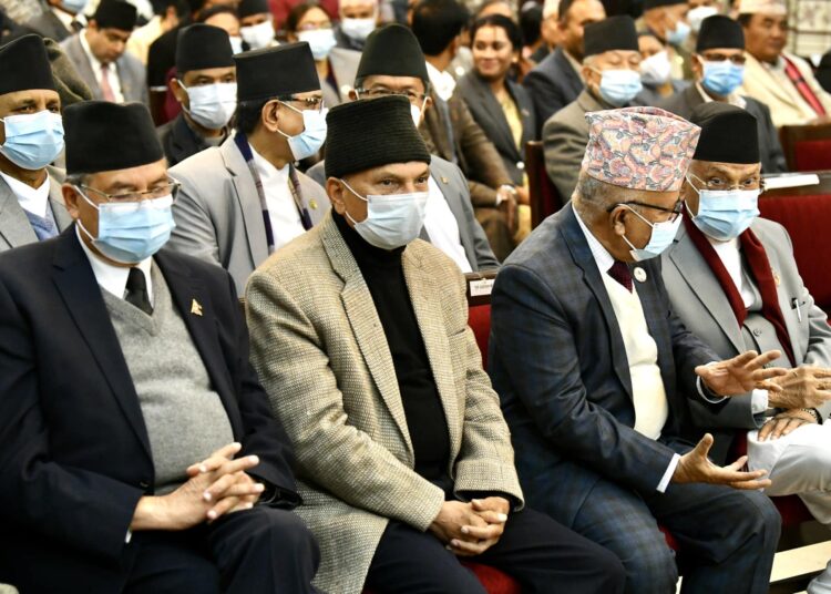 पूर्वप्रधानमन्त्री केपी ओली र माधव नेपालबीच  भलाकुसारी
