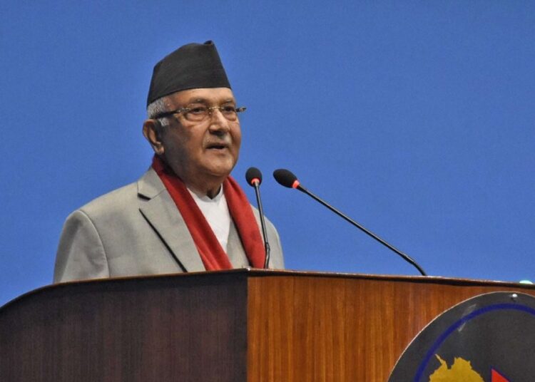 एमाले संसदीय दलका नेता खगराज अधिकारीले प्रदेश प्रमुख पृथ्वीमान गुरुङसमक्ष दाबी पेश