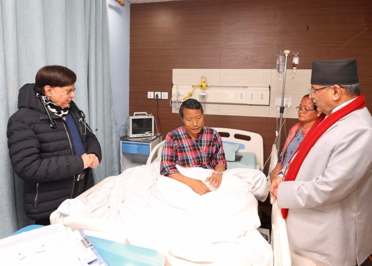 प्रधानमन्त्री प्रचण्ड वर्षमान पुनको स्वास्थ्य अवस्था बारेमा बुझ्न सुमेरु अस्पताल पुगे