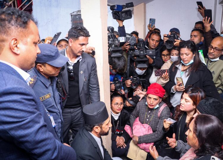 गृहमन्त्री रबि लामिछानेले  आत्मदाह गरेका आचार्यको परिवार भेटे