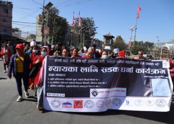 डोजर चलाएर उठिबास लगाउन लागेको भन्दै सुकुम्बासीहरू आक्रोशित
