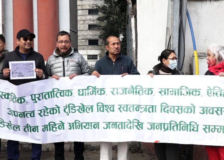 खुलामञ्च जोगाउन माग गर्ने स्थानीयहरु मेयर बालेनसँग आक्रोशित