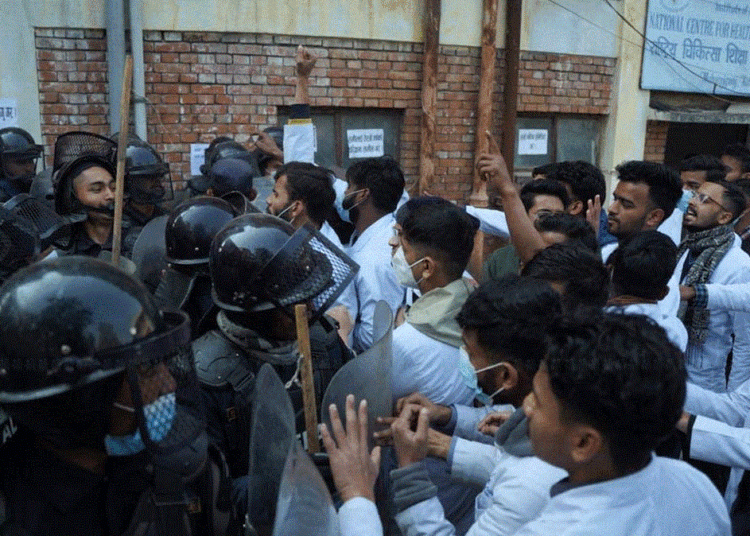 आइओएम सुधारको माग राख्दै आएका विद्यार्थी र प्रहरीबीच झडप