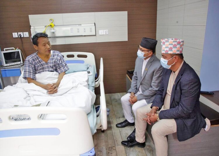 स्वास्थ्यमन्त्री गिरीले जन्डिस पीडित नेता पुनको स्वास्थ्य अवस्थाबारेमा लिए जानकारी