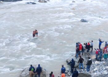 महाकालीमा फसेका २० मजदुरको उद्धार