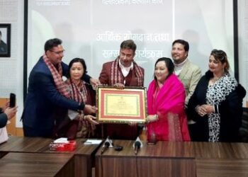 चलचित्रकर्मीको कोषमा गायिका झाको सहयोग