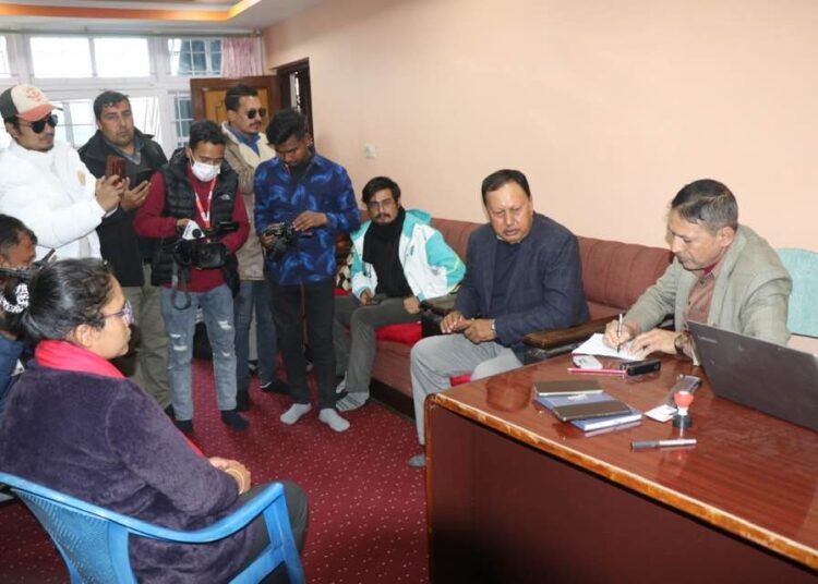 आत्मदाह गरेका प्रेम आचार्यका छाेरीहरूलाई नेता माेहनबहादुरले पढाइदिने