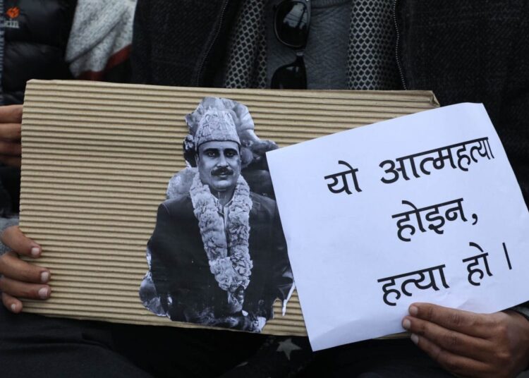 आत्मदाहकाे प्रयास गरेका प्रेमप्रसाद आचार्यकाे २५ बुँदे माग गर्दै प्रद्वर्शन