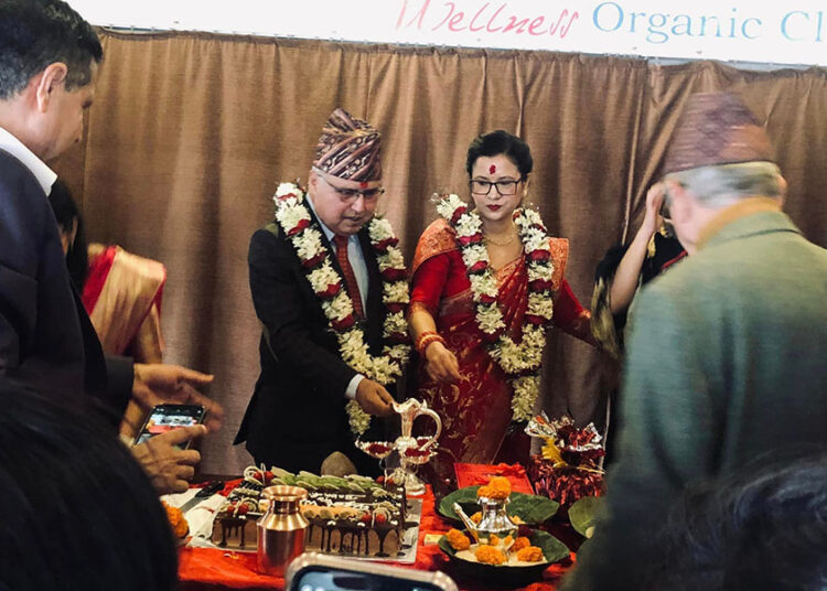 पूर्वसचिव रामेश्वर खनालले नयाँ वैवाहिक जीवनमा बाधे