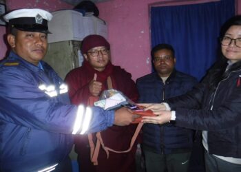 ट्याक्सीमा छुटेको सामान ट्राफिक प्रहरीद्धारा सम्बन्धित धनीलाई हस्तान्तरण