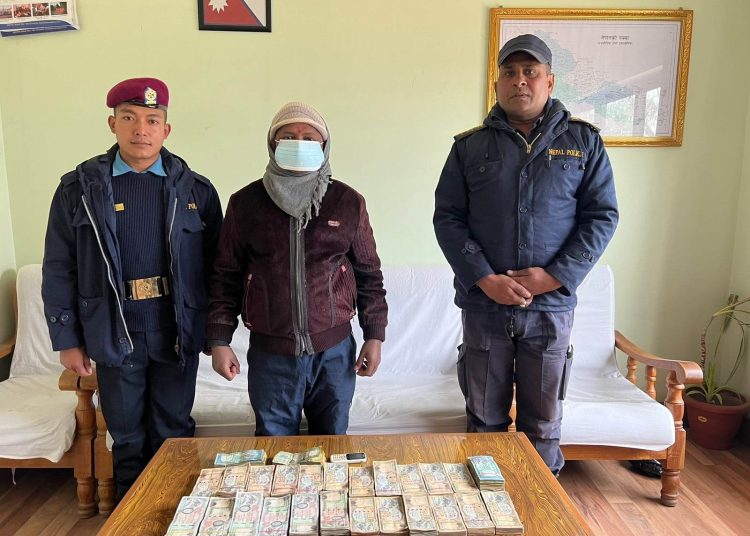 स्रोत नखुलेको १६ लाख नगद रुपियाँसहित भारतीय नागरिकपक्राउ