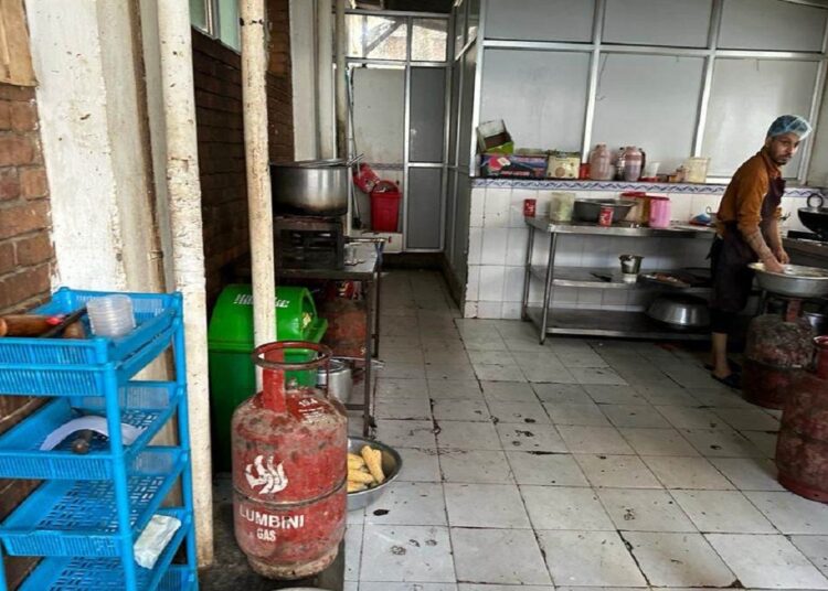 क्यान्टिनमै दुर्गन्धित मासु र तरकारीसमेत फेला परेपछि