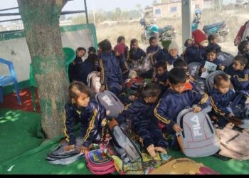 मदरसाका विद्यार्थीलाई शैक्षिक सामग्री