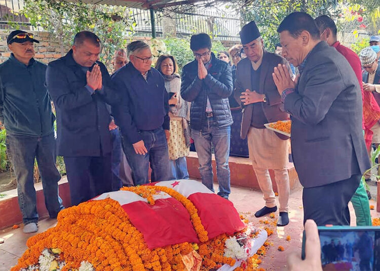 दिवंगत पूर्वगभर्नरप्रति कांग्रेसकाे झण्डा ओढाएर श्रद्धाञ्जली