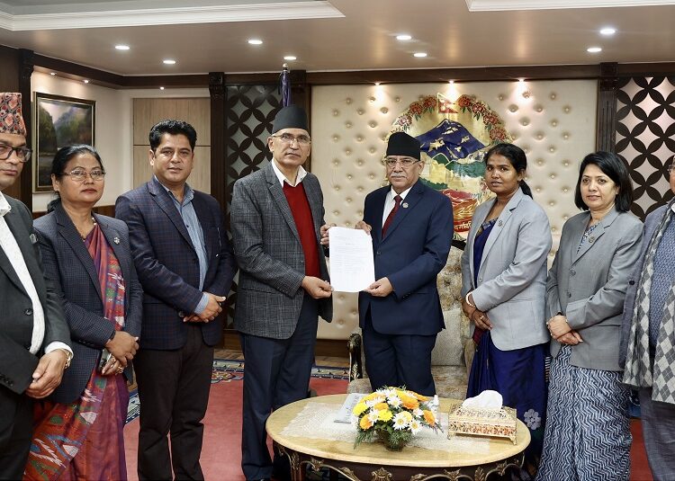 बालुवाटारमा पुगेर एमालेका मन्त्रीहरूले प्रधानमन्त्री ‘प्रचण्ड’समक्ष बुझाए राजीनामा
