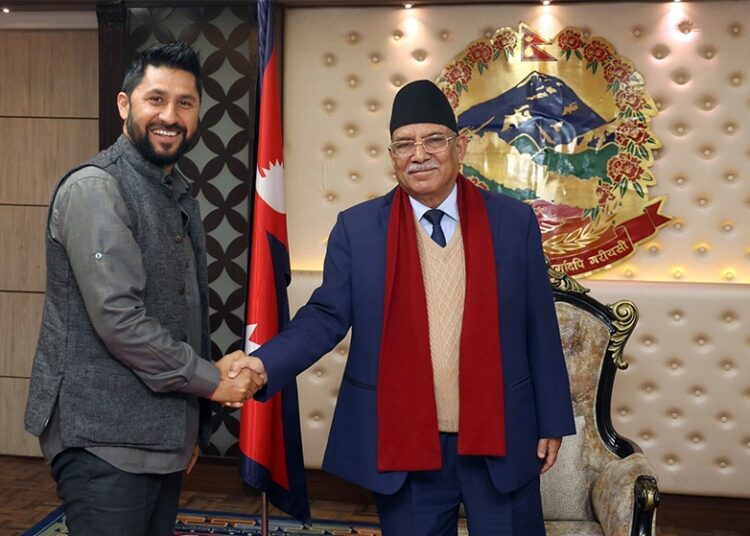 संसदीय दलको बैठकअघि रास्वपाका अध्यक्ष लामिछानेले प्रम प्रचण्डसँग भेटे