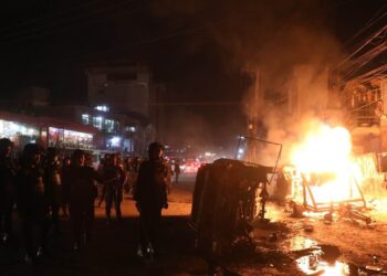 अराजक बन्दै यातायात मजदूरको प्रदर्शन, पसलहरुमा समेत तोडफोड
