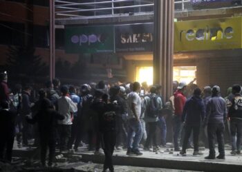 अराजक बन्दै यातायात मजदूरको प्रदर्शन, पसलहरुमा समेत तोडफोड