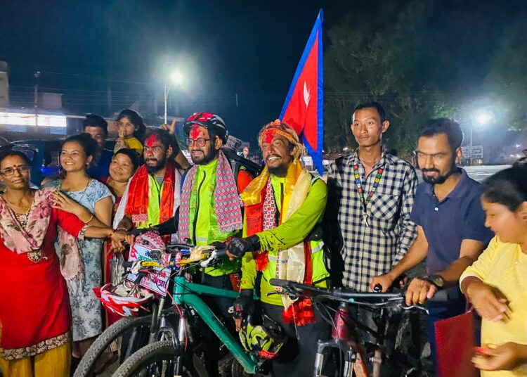 साइकल यात्रा सँगै रक्त्तदान गदै सन्तोष