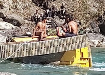 कर्णाली नदीमा स्काभेटरसँगै खसेको चालकको उद्धार