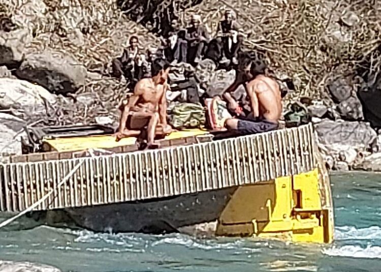 कर्णाली नदीमा स्काभेटरसँगै खसेको चालकको उद्धार