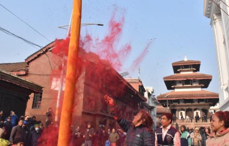 वसन्तपुरमा होलीको चीर ठड्याइयाे