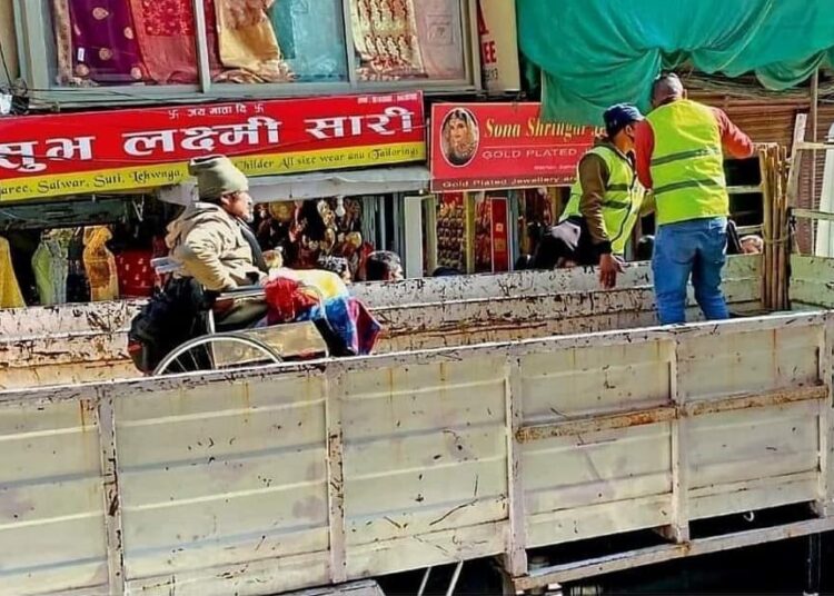 ह्विलचेयरमा मास्क बेच्ने व्यक्तिलाई उठाउनु महानगरको बहादुरी हो?