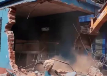 महानगरले  मैतीदेवी चोकमा रहेको अवैध प्रहरी बिट भत्कायो