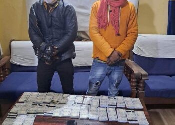 चार लाख ३५ हजार नेपाली नक्कली रुपैयाँसहित दुई जना प्रहरीकाे नियन्त्रणमा