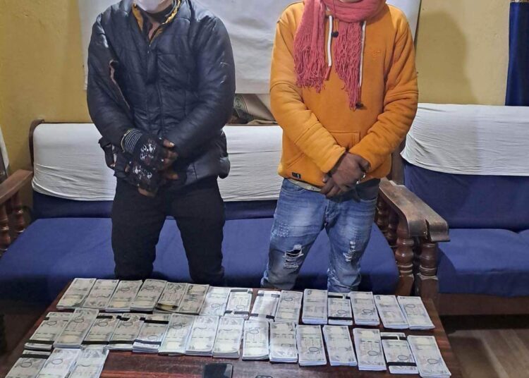 चार लाख ३५ हजार नेपाली नक्कली रुपैयाँसहित दुई जना प्रहरीकाे नियन्त्रणमा