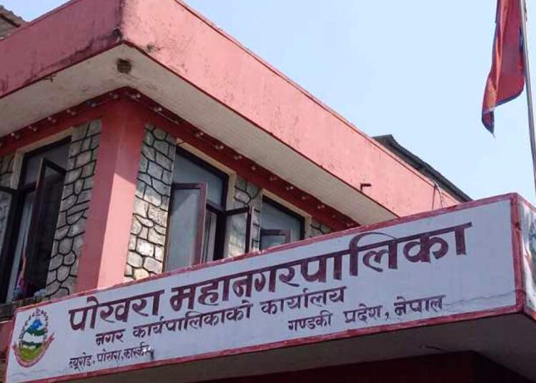 सडकको पार्किङ हटाउँदै पोखरा महानगर