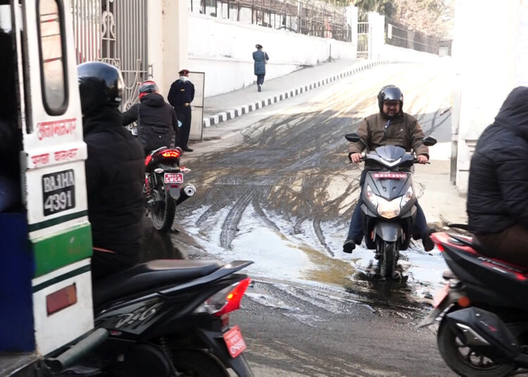 सिंहदरबारकाे पूर्वी गेट अगाडि ढल फुटेर दुर्गन्ध