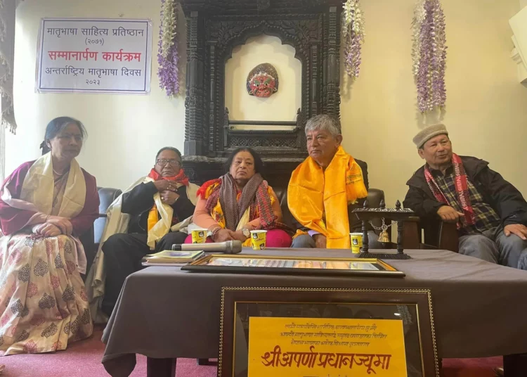 साहित्यकार प्रधान सम्मानित