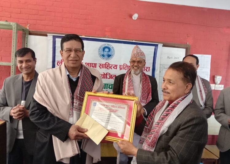 लीलाध्वज थापा साहित्य प्रतिष्ठानद्वारा साहित्यकार श्री ओम श्रेष्ठ ‘’रोदन’’ सम्मानित
