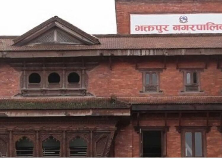 सडकपेटीमा व्यापार गर्नेमाथि भक्तपुर नगरपालिकाको कारबाही