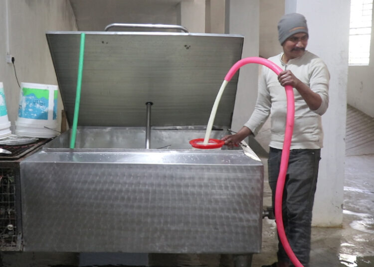 तम्घासका स्थानीय ४ जना व्यवसायी मिलेर दूध डेरी उद्योग सञ्चालनमा