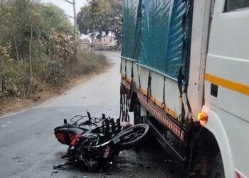 दाङमा मिनी ट्रकले मोटरसाइकललाई ठक्कर दिँदा एक जनाको मृत्यु, दुई घाइते